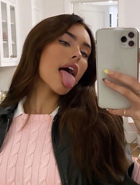 Beer Wallpaper, Beer For Hair, Estilo Madison Beer, Madison Beer Style, Beer Icon, Madison Beer Outfits, Beer Outfit, Model Pose, Madison Beer