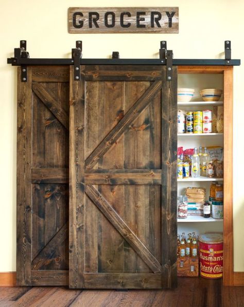 A house just isn't a home without a barn door or two. There's something so simultaneously rustic and down-to-earth about creatively showcasing these huge wooden doors. Vintage Style Kitchen, Casa Country, Decor Ikea, Trendy Home Decor, Ideas Vintage, Country House Decor, Barn Doors Sliding, Country Home Decor, Design Case