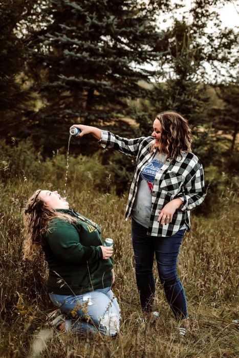 Beer Pic, Best Friend Session, Girlfriends Photoshoot, Country Best Friends, Sisters Photoshoot Poses, Friendship Photography, Friendship Photos, Friendship Photoshoot, Sisters Photoshoot