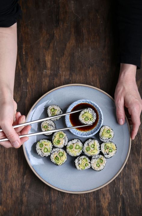 This vegan sushi roll recipe is filled with asparagus tempura and creamy avocado. Check out my sushi rolling tutorial! | olivesfordinner.com #vegansushibowl #vegansushirice #vegansushi #vegetariansushi #vegansushifillings #bestvegansushi #makivegan #vegansushifish #easyvegansushi #veganeel #veganmakirolls #vegansushirollrecipe #howtorollasushiroll #vegansushiroll #vegansushiingredients #vegansushirecipe #vegansushiideas #vegansalmonsushi #glutenfreesushi Asparagus Sushi Rolls, Asparagus Tempura, Gluten Free Sushi, Tempura Sushi, Vegan Sushi Rolls, Sushi Rolling, Sushi Fish, Vegetarian Sushi, Sushi Roll Recipes