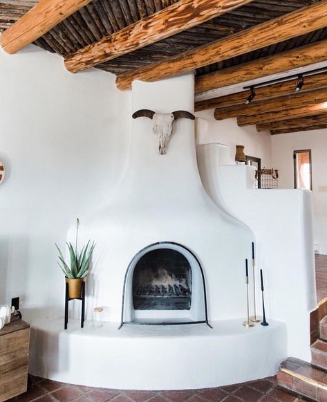 Nikol Klein - Realtor on Instagram: “This white adobe fireplace makes a big statement and adds a modern vibe to this older Spanish style home. Who else would agree? ➡️ Be sure…” Southwest Interior Design, Southwestern Interior, Southwest Style Home, Santa Fe Style Homes, Southwest House, Southwest Modern, Ideas Terraza, Southwest Living, Casa Hobbit