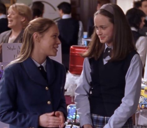 School Aestethic, Rory And Paris, Chilton Rory, Romanticizing Studying, Second Sister, Romanticising School, Paris Geller, Alexis Bledel, Lorelai Gilmore