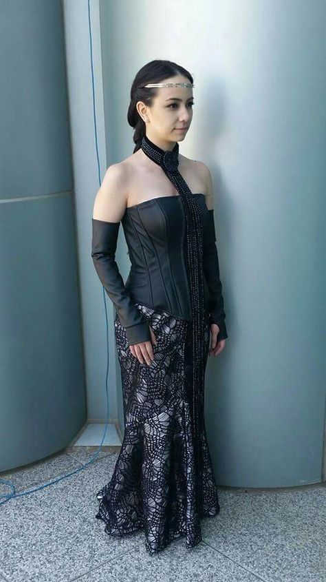 Padme's Fireside Gown Cosplay by Melissa Lomeli #starwars #cosplay #padme Padme Costume Black Dress, Padme Black Dress Costume, Padme Cosplay, Padme Amidala Costume, Sith Costume, Dinner Gown, Star Wars Padme, Padme Amidala, Long Black Dress