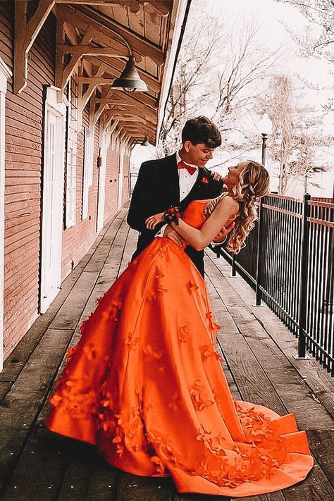 Prom Ideas Pictures, Prom Photos Couple, Prom Couple Pictures, Couple Prom Pictures, Poofy Prom Dresses, Prom Photography Poses, Couple Prom, Homecoming Poses, Prom Pictures Couples