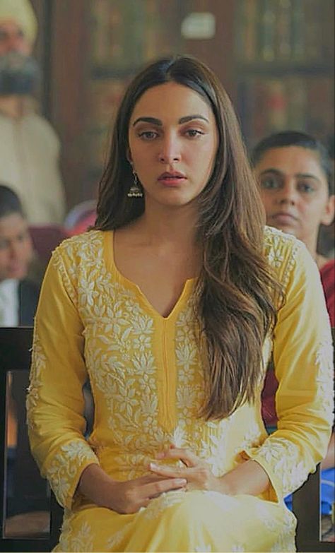 In frame: Kiara advani🌼 Kiara Advani In Chikankari Kurta, Chikankari Kurta Kiara Advani, Kiara Advani In Salwar Suit, Kiara Advani Yellow Kurti, Kiara Advani Shershah Outfits, Kiara Advani Movie Outfits, Kiara Advani Outfits Indian Suit, Kiara In Kurti, Kiara Advani Traditional Outfits