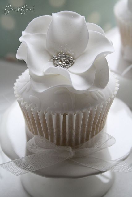 pretty Cupcakes Bonitos, White Wedding Cupcakes, Cupcakes Flores, Pretty Cupcakes, White Cupcakes, Beautiful Cupcakes, Flower Cupcakes, Cupcake Cake, Yummy Cupcakes