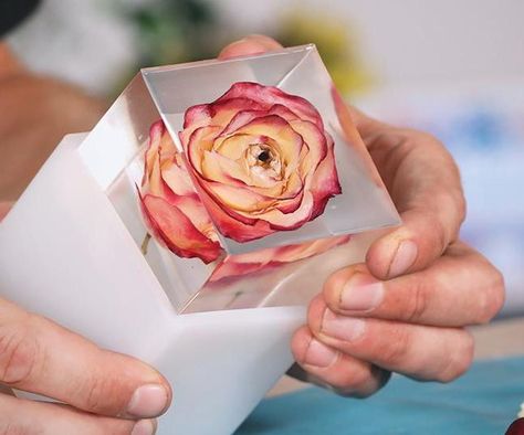 Resin Flower Paperweight Diy, Flowers In Epoxy Resin Diy, Diy Resin Flowers How To Make, How To Put Dried Flowers In Resin, Resin Encased Flowers, Resin Flower Sphere, Resin With Wedding Flowers, How To Make Resin Paperweights, Resin Casting For Beginners