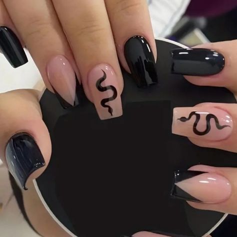 Press on nails College Nails, Nail Art Halloween, Black Nail Designs, Nail Swag, Halloween Nail Art, Fall Nail Designs, Short Acrylic Nails, Artificial Nails, Square Nails