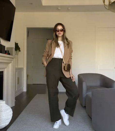 Brown Blazer Outfit, Europe Travel Outfits, Victoria Beckham Outfits, Girls Attire, Outfit Primavera, Brown Blazer, Outfits 2023, Minimal Chic, Blazer Outfits