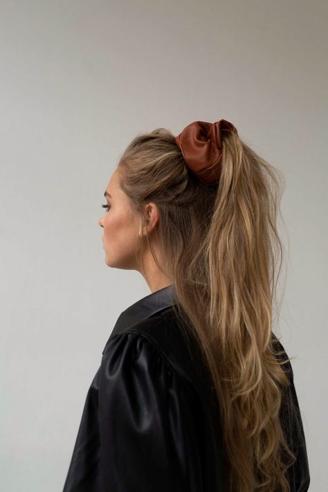 Soft Grunge Hair, Peinados Fáciles Para Cabello Corto, Hair Crush, Silk Hair, Shooting Photo, Elastic Hair Bands, Grunge Hair, Hair Dos, Scrunchie Hairstyles