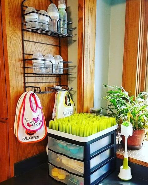 Are you looking for the best baby bottle storage ideas? These are our reader's top tips on how to organize baby bottles! Baby Bottle Organization, Baby Oyster, Baby Bottle Storage, Baby Storage, Baby Life Hacks, Baby Sleep Problems, Baby Prep, Nursery Storage, Baby Organization