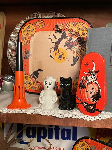 . . . Lot of 4 vintage Halloween goodies which includes the metal owl noisemaker (US Metal Toy Mfg Co) the ghost and black cat salt and pepper set and the old plastic Halloween horn noisemaker. All in good working order . . . Happy to answer any questions :) So sorry but no returns on vintage items unless of course we misrepresented the items in the listing which of course we have not done. ** 90s Halloween Decorations, Midcentury Halloween, Classic Halloween Decor, Retro Halloween Decor, Retro Halloween Decorations, Black Cat Ghost, Halloween Antiques, Vintage Halloween Decor, Vintage Halloween Party