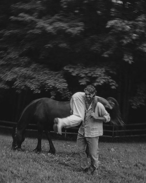 Horse Couple Pictures, Horseback Riding Proposal, Western Relationship Aesthetic, Western Inspired Photoshoot Couple, Ranch Life Aesthetic Couple, Couples Shoot With Horses, Horseback Wedding Photos, Western Couple Pictures With Horses, Couples Photos With Horses