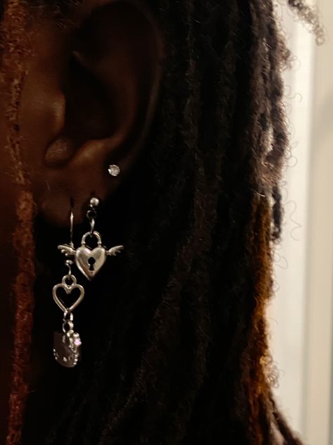 Y2k Grunge Earrings, Alt Piercings Ear, Grunge Earrings Aesthetic, Grungy Earrings, Piercings Alt, Alt Piercings, Grunge Piercings, Earring Styling, Emo Piercings