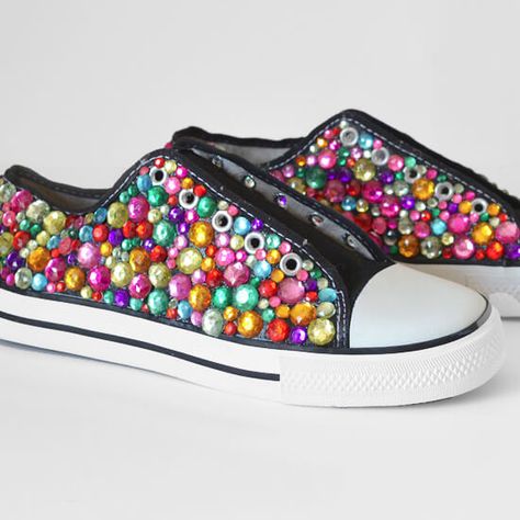 Rhinestone Sneakers step by step Photo tutorial - Schritt für Schritt Bildanleitung Rhinestone Sneakers, Happy Crafts, Galaxy Shoes, Bling Converse, Shoe Makeover, Mode Shoes, Diy Sneakers, Rhinestone Projects, Fun Clothing