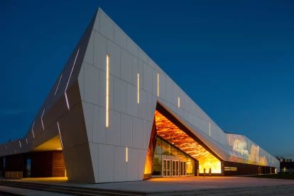 Canada Science and Technology Museum - exterior with wall projection Museum Elevation Design, Museum Facade Design, Museum Exterior Design, Modern Museum Architecture, Wall Facade Design, Museum Elevation, Modern Building Exterior, Curtain Wall Facade, Museum Facade