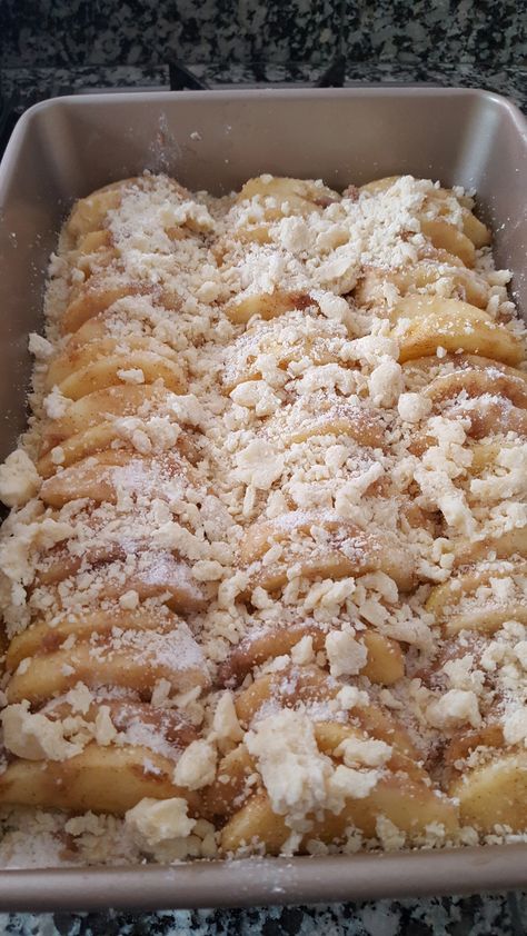 German Apple Desserts, Apple Streusel Cake Recipe, Apple Strudel Cake Recipe, Apple Strudel Cake, German Deserts Easy, German Apple Crumble Cake, German Kuchen Recipes, German Apple Cake With Streusel, German Desserts Easy