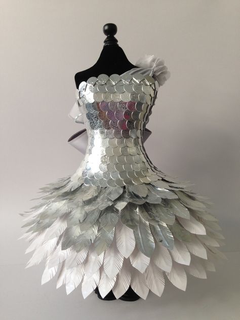 Goddess Costume Diy, Recycled Dress Ideas, Dramatic Wedding Makeup, Recycled Dress, Queen Dresses, Chubby Fashion, Paper Dress, Recycled Fashion, Upcycled Fashion