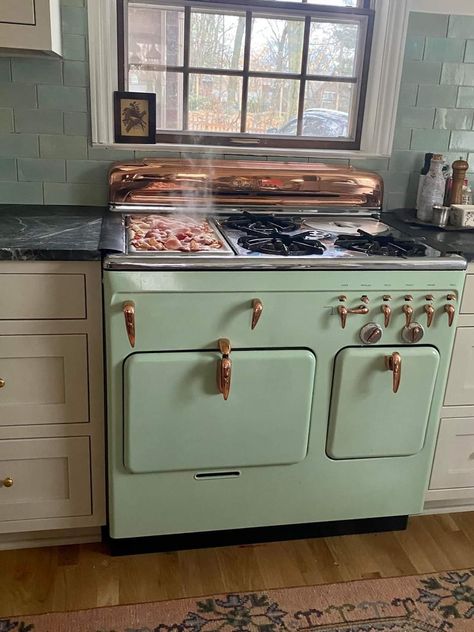 Green chambers stove with copper 1950s Stove Vintage Appliances, Retro Oven Electric, 50s Kitchen Appliances, 1950s Kitchen Appliances, Vintage Home Appliances, Retro Home Appliances, Retro Stoves Vintage Appliances, Vintage Oven Kitchen, 50s Inspired Kitchen