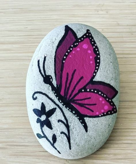 Rock Painting Butterfly, Butterfly Painting Easy, Rock Crafts Diy, Rock Painting Flowers, Garden Rock Art, Diy Rock Art, Stone Art Painting, Seashell Painting, Collage Art Projects