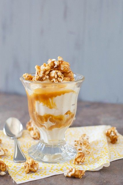 Popcorn ice cream caramel sundaes (with caramel corn & vanilla bean caramel sauce)  from  Annie's Eats Ice Cream Caramel, Popcorn Ice Cream, Caramel Dessert Recipes, Cream Caramel, Caramel Desserts, Caramel Corn, Smitten Kitchen, Ice Cream Popsicles, Ice Cream Treats