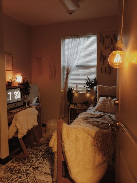 Small Dorm Inspiration, Large Dorm Room Ideas, Very Small Dorm Room Ideas, Dorm Room Cozy Aesthetic, Cozy Dorm Aesthetic, Dorm Room Ideas Clean, Cute Single Dorm Rooms, College Single Room Ideas, Single Dorm Decor Ideas