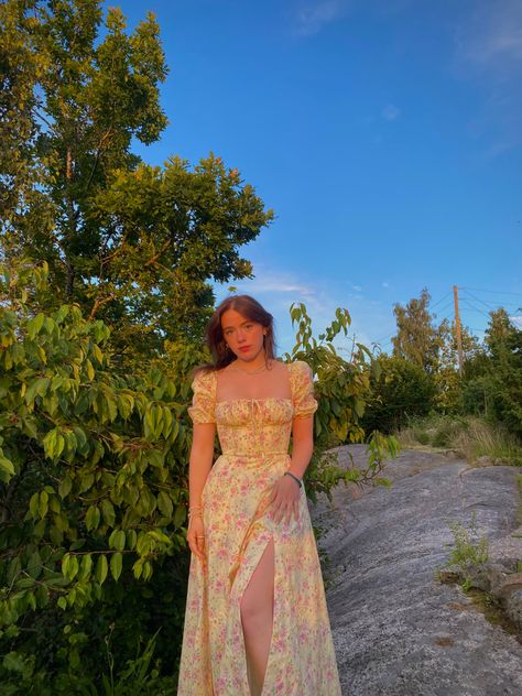 Floral Dress Poses Instagram, Maxi Dress Poses Instagram, Long Dress Poses Instagram, Floral Dress Photoshoot, Girly Aesthetic Outfit, Sundress Aesthetic, Summer Modest Outfits, Cottagecore Summer, Daisy Print Dress