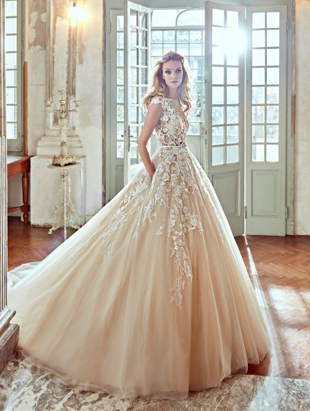 Vestidos de novia con falda voluminosa 2017: Luce como un auténtica princesa Image: 33 A Line Princess Wedding Dresses, Pleated Tulle Skirt, Nude Colour, Dress With Flowers, Princess Wedding Dress, Fitted Wedding Dress, Illusion Neckline, A Wedding Dress, Bride Gowns