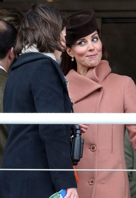 I get such a charge out of this! Duchesse Kate, Awkward Pictures, Duchesse Catherine, Prins William, Cheltenham Festival, Kate Middleton Photos, Princess Kate Middleton, Prince William And Catherine, Catherine Middleton