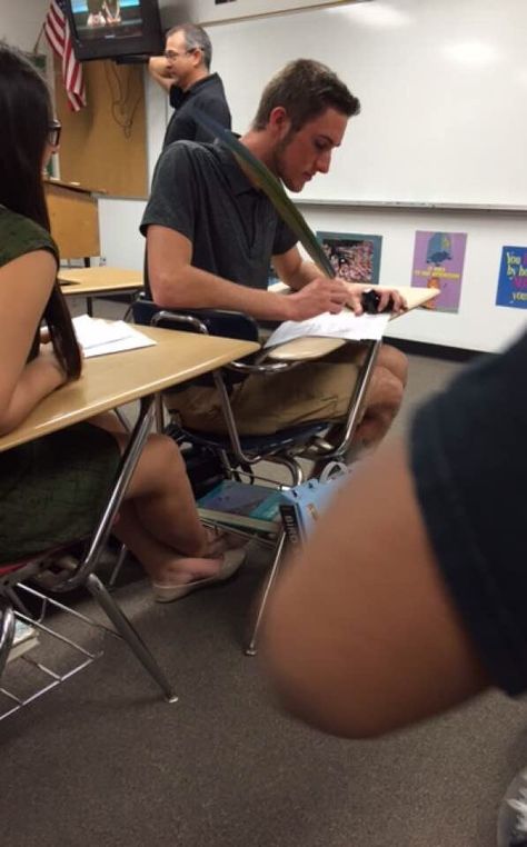 This teacher who knows how to deter students from forgetting to bring a pen: | 31 Teachers Who Are Definitely Funnier Than Their Students Bored Teachers, The Last Laugh, Epic Fails Funny, A Pen, Epic Fails, Teacher Humor, Funny Pins, Bones Funny, Really Funny