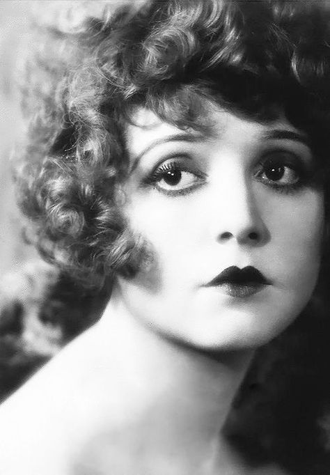 Vintage Beauty from the Roaring Twenties – Eclectic Ladyland 1920 Makeup, 20s Makeup, 1920s Makeup, 1920s Hair, Clara Bow, Jennifer Beals, Louise Brooks, Gene Kelly, Mae West