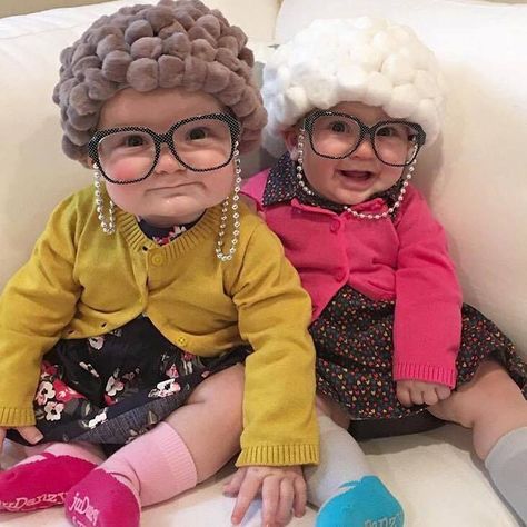 Old lady baby costume Baby Old Lady Costume, Old Lady Halloween Costume, Old Lady Halloween, Diy Fantasia, Old Lady Costume, Baby Kostüm, Diy Costumes Kids, Diy Halloween Costumes For Kids, Hallowen Costume