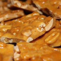 Easy Peanut Brittle Recipe, Chocolate Nuts Clusters, Microwave Peanut Brittle, Ranch Recipes, Chocolate Peanut Clusters, Peanut Brittle Recipe, Easy Holiday Treats, Easy Candy Recipes, Brittle Recipes