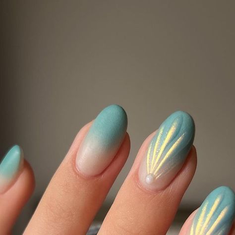 Short Nail Dipping Powder Designs, Seashore Nails, Seashell Chrome Nails, Seashell Nails Design, Sea Inspired Nails, Thread Shell Gel Nails, Blue Shell Nails, Seashell Nail Tutorial, Shell Nails Seashells