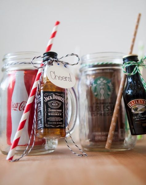 Creative Cocktail Mason Jar Favors | You can't go wrong with boozy mason jar favors. Mason Jar Cocktail Gifts, Joululahjat Diy, Mason Jar Cocktails, Cocktail Gifts, Mason Jar Gifts, Navidad Diy, Cadeau Diy, Jar Gifts, Wrapping Ideas