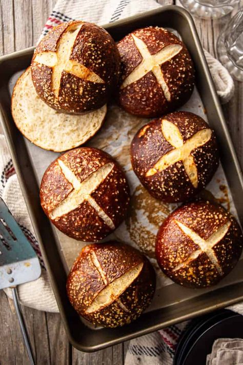 Homemade Pretzel Buns, Pretzel Bun Recipe, Bun Recipes, Pretzel Sandwich, Bun Bread, Pretzel Buns, Homemade Buns, Pretzel Rolls, Pretzel Bun