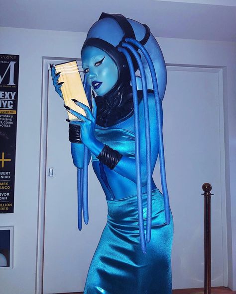 The Stones... Are In Me... ≋ 💙🛸 The Fifth Element was always another big fave of mine ~ so I dressed up as Lady Plavalaguna ~ the opera… 5th Element Costume, Fifth Element Cosplay, Fifth Element Diva, Element Costume, Fifth Element Costume, 5th Element, Blue Costume, The Fifth Element, Halloween Outside