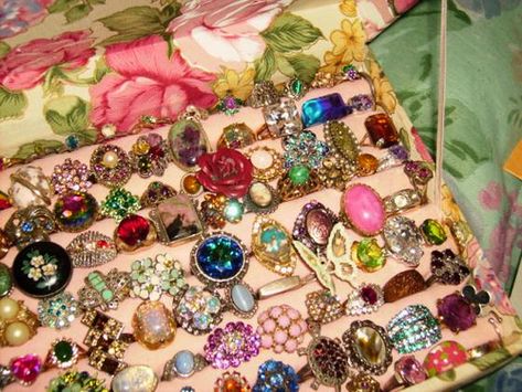 Crazy Rings, Dream Dressing Room, Ring Boxes, Vintage Cocktail, Put A Ring On It, Vintage Jewels, Mode Inspo, Rich Girl, Love Ring