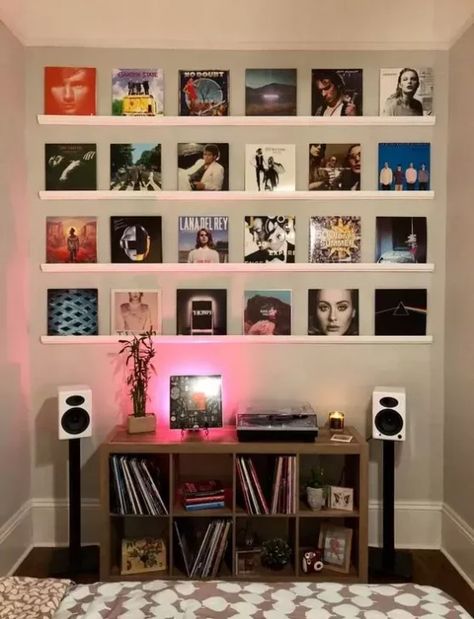 These music themed room ideas are all the inspiration that you need to set up your room in a creative, unique and music-inspired way. Themed Room Ideas, Music Bedroom Aesthetic, Music Inspired Bedroom, 60s Bedroom Decor, Music Themed Rooms, Room Ideas For Girls, Music Bedroom, Record Wall Art, Vinyl Aesthetic