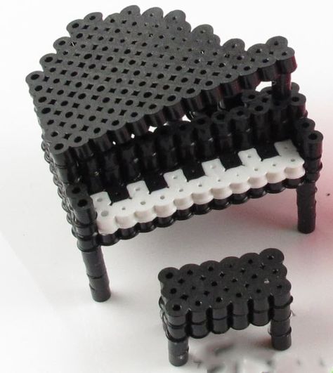 Perler Bead Piano, Piano Perler Beads, Perler Beads Black And White, Pyssla Ideas Aesthetic, Melted Bead Crafts, Hamma Beads Ideas, Easy Perler Beads Ideas, Hamma Beads, 3d Perler Bead