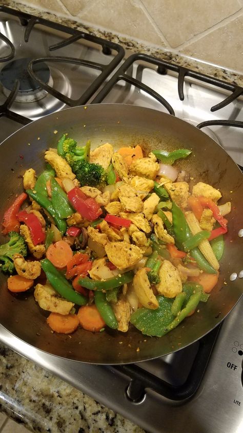 Stir Fry Aesthetic, Asian Chicken Veggie Stir Fry, Healthy Chicken Stir Fry With Noodles, Vegetable Stir Fry Aesthetic, Spicy Chicken Stir Fry With Vegetables, Ginger Chicken Stir Fry, Ginger Chicken, Healthy Food Inspiration, Chicken Stir Fry