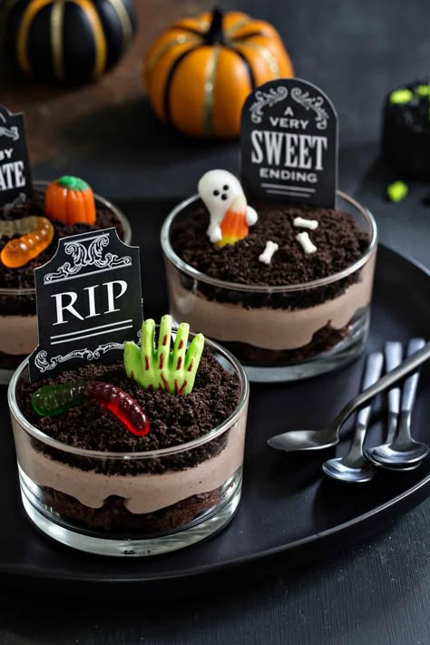 Dirt Pudding Cups, Delicious Halloween Desserts, Halloween Torte, Spooky Halloween Desserts, Dirt Pudding, Halloween Deserts, Postres Halloween, Dessert Halloween, Dekorasi Halloween