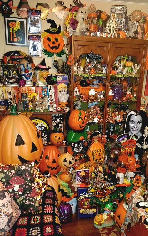 2000s Halloween Decorations, 80s Halloween Aesthetic Decor, Halloween Decorations Nostalgia, Fall Nostalgia, Childhood Halloween, Nastolgic Halloween, Retro Halloween Decorations, 2010s Halloween Nostalgia, Halloween Core