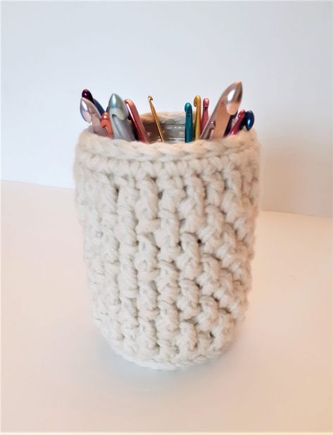 Decorating Jars, Crochet Mason Jar, Quick Crochet Gifts, Mason Jar Cozy, Jar Covers, Crochet Baby Projects, Farmhouse Basket, Cup Cozies, Crochet Basket Pattern Free