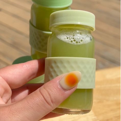 Flat Belly Juice Shots Juice Cleanse Shots, Homemade Wellness Shots, Flat Tummy Juice, Juice Shots Recipes, Flat Belly Juice, Healthy Shots, Smoothy Recipes, Immunity Shots, Juice Shots