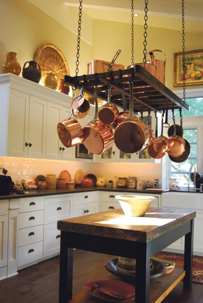 Copper Pots Kitchen, Hanging Pans, Pot Rack Hanging, Tuscan Kitchen, Mediterranean Home Decor, Kitchen Decor Ideas, Hanging Rack, Rack Kitchen, Tuscan Decorating