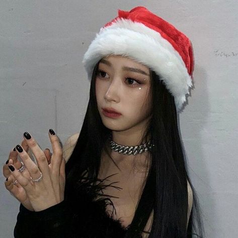 Christmas Profile Pictures, Giselle Aespa, Hot Coco, Alien Stage, Christmas Icons, Christmas Aesthetic, I Icon, Christmas Girl, Korean Makeup