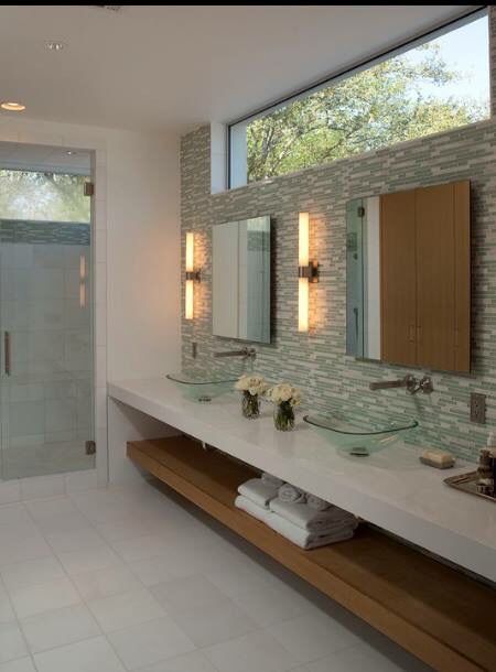 Baño 2 Bathroom Window Treatments, Contemporary Bathroom Designs, Bad Inspiration, Clerestory Windows, Bathroom Windows, Bathroom Pictures, Bathroom Decoration, Contemporary Bathrooms, Green Bathroom