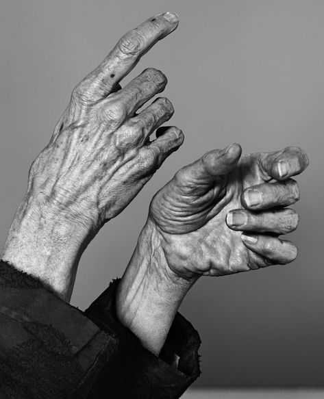 Kiki Smith - Interview Magazine Simple Painting Reference Photos, Hand Pulling Face, Ogoh Ogoh, Kiki Smith, Drawing Hands, Hand Photography, Hand Drawing Reference, Body Photography, Figure Reference