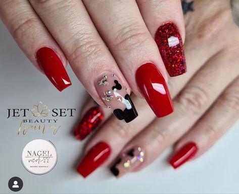 Mickey Mouse Nails Christmas, Mickey And Minnie Christmas Nails, Minnie And Mickey Nail Designs, Disney Winter Nails, Red Disney Nails, Mickey Christmas Nails, Red Mickey Nails, Christmas Disney Nails, Mickey And Minnie Nails